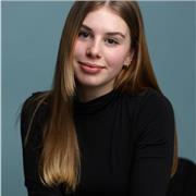 Deutsch-Tutorin, die Kinder aller Jahrgänge unterrichtet